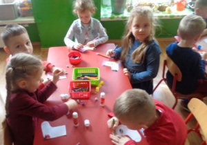 Dzieci ozdobiły kolorowo kartonowe skarpetki